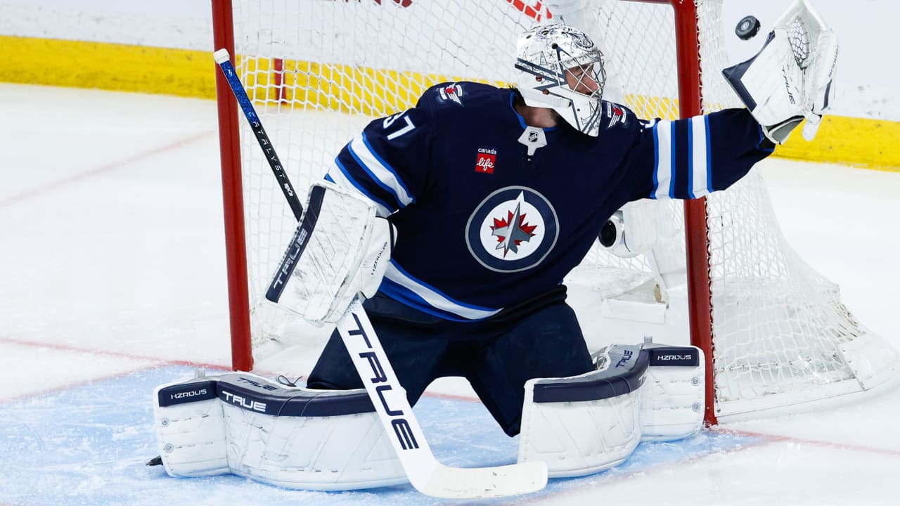 Hellebuyck's Jets: Western Conference Showdown
